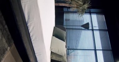 Zarif iç tasarım. Minimalist yatak odası. Modern Hotel Yatak Odası İçi ve Yastıklı Yatak. Minimalist İskandinav tarzı iç mekan. Vercial video.