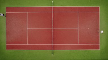 Hafta sonları ve pazar günleri dinlenmek için. Arkadaşlarla aktif spor oyunu. Bir arkadaş hafta sonu tenis oynar. Tenis oyuncusu iş başında. Tenis maçı. Aktif boş zaman oyunu. Havadan, yukarıdan aşağıya,