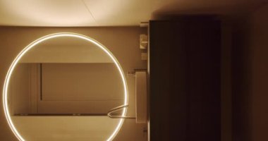 Yuvarlak ışıklı ayna ve zarif detay içeren modern dikey minimalist banyo. Tasarım ilhamı ya da iç projeler için ideal. Modern Tuvalet İçi