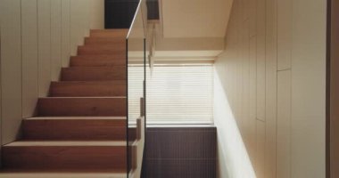 Parlak, doğal ışıklandırması ve temiz çizgileri olan minimalist bir evde parlak ve modern bir ahşap merdiven tasarımı. Modern Ahşap Merdiven Parlak, Minimalist İçi