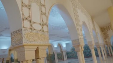 Casablanca, Fas 'taki Büyük Cami Hasan II. Güneş ışığı, kemerleri, mermer sütunları aydınlatır ve camilerin güzelliğini gözler önüne serer..