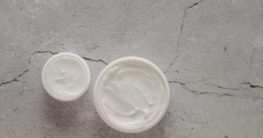 Doğal malzemelere dayalı kozmetik yağları, fırça, tonik, vücut bakımı. Saç ve cilt bakımı için doğal kozmetik ürünleri. Kremalı parlak kozmetik kavanozu. Farklı kozmetik şişeleri grubu.