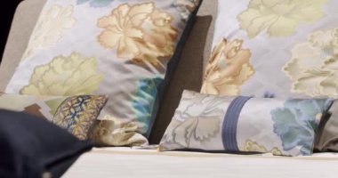 Lüks evdeki Modern yastıkları Kral Yataklı Zarif ve Basit Yatak Odası ile kapatın. Minimalist yatak odası. Modern yatak odası, çift yatak ve yastıklı mobilyalar. Lüks Apartman.