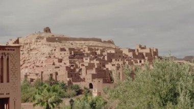 Ait Benhaddou 'nun güçlendirilmiş köyü Fas semalarına karşı dimdik ayakta duruyor. Bu antik çar, UNESCO Dünya Mirası sitesi, geleneksel Berber mimarisini sergiliyor. Turistler keşfeder