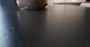 Ahşap masalı ve modern şezlonglu mutfak yemek odası. Yeni moda mobilyalarla dolu güzel bir mutfak. Modern apartman. Yemek Alanı ve Şık ve Çağdaş Boş Ev Salonu.