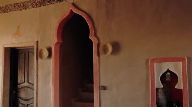 Geleneksel Fas iç dekorasyonu, süslü kemer yolları ve el yapımı detaylar. Bu dingin alan tarih ve kültür duygusunu çağrıştırıyor. Işık ve gölge ortamı oyunu..