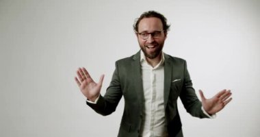 Neşeli iş adamı kollarını uzatıp, heyecanını dile getiriyor. Kameraya doğru hareket ediyor, izleyicileri kendisine katılmaya davet ediyor. Bu olumlu, hoş geldin jesti