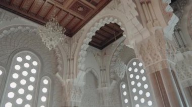 Kazablanka 'daki Hasan II Camii' nin Süsleme Ayrıntıları: Fas Mimarlık ve İç Tasarım. Bu çarpıcı video camilerin iç mekanlarının sanatını gözler önüne seriyor..