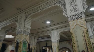 Fas mimarisini karmaşık beyaz ve altın detaylarıyla donatın. Bu video, geleneksel Fas iç kısımlarının yontulmuş kemerleriyle sanatsal ve sanatsal tasarımlarını sergiliyor.,