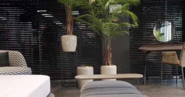 Kral yatağı olan zarif ve basit bir yatak odası. Minimalist yatak odası. Modern yatak odası, çift yatak ve yastıklı mobilyalar. Duvarında modern kahverengi duvar kâğıdı olan lüks bir ev..