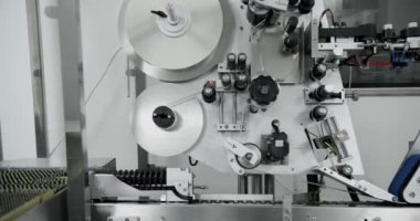 Otomatik ilaç üretimi. Eczacılık ve mühür ampullerinin doldurulması. İlaç fabrikasındaki ilaç üretim hattı. Uyuşturucu üretim hattı. İlaç fabrikası..