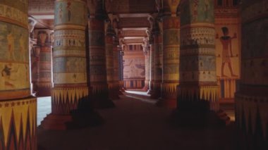 Eski Mısır tapınağının içinde hiyeroglifler, renkli sütunlar ve duvarlara boyanmış Firavun vardı. Kamera görkemli salonda ilerliyor, gizem ve korku hissi yaratıyor..