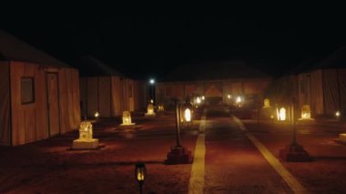 Geceleri Sahra Çölü 'nde, kamp alanını aydınlatan fener ve ışıklarla, engin çöl manzarasının ortasında büyüleyici ve lüks bir kamp deneyimi sunuyoruz..