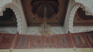 Ahşap kafes ve karmaşık tavanı cami, Kazablanka, Fas 'ta avizeyle süsleyin. Detaylı İslami sanatla geleneksel Fas mimarisi ve tasarımı, sakin bir atmosfer yaratıyor..