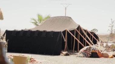 Geleneksel bir Berber çadırı açık Fas semalarına karşı dimdik ayakta duruyor. Siyah tuval ve ahşap çerçeve göçebe yaşam tarzına işaret ediyor. Kültürel deneyimlere yolculuk vaad ediyor..