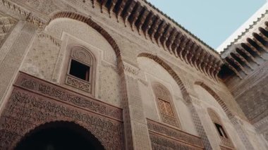 Süslü Fas Mimarisi. Detaylı oymalar ve karmaşık tasarımlar bir Fas binasını süslüyor. Bu video Fas sanatının ve işçiliğinin özünü yansıtıyor, tarihi harmanlıyor.