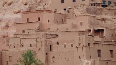 Kasbah Ait Benhaddou, Fas 'ın Sahra Çölü ve Marakeş bölgesi arasındaki eski kervan rotası boyunca tahkim edilmiş bir şehirdir. UNESCO 'nun Dünya Mirası sitesi..