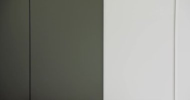 Beyaz ve gri arka plan dokusu tahtası. Modern odadaki ahşap paneller. Boş oda ve ahşap paneller arka planda. Modern minimalist iç mekanda gri ve beyaz paneller. 