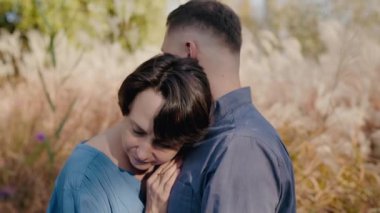 Temiz bir gökyüzünün altında uzun, ince çayır çimlerin arasında sevgi ve arkadaşlık duyguları uyandıran romantik bir çifti anlatan samimi bir sahne. Bir Çiftin Sarılma Saati