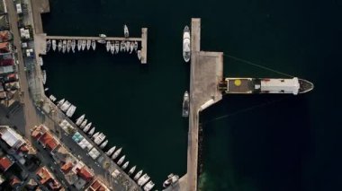 Yatçılık. Lüks yelkenli. Yeşil Dağ Adası 'nda bir gemide yaz gezisi. Beyaz yat. Yelkenli. Yat gezintisi yapan zengin yatın yukarıdan görünüşü. Lüks gemiyle yaz yolculuğu.
