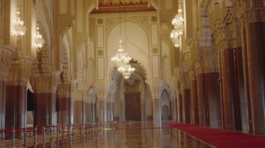 Kazablanka, Fas 'taki Hasan II Camii' nin büyük iç mekanı. Süslü detaylar, İslami mimari ve ihtişam. Bu çarpıcı bina her ziyaretçi için görülmesi gereken bir yer. Fas kültürünü keşfedin