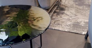 Modern Minimalist Yuvarlak Kahve Masası Çağdaş İçişleri 'nde oturma odasında. Ev lüks dekorasyonu. Çatı katı gibi bir daire. Oturma odasındaki cam yuvarlak masa..