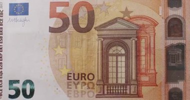 Ön taraftaki 50 Euro 'luk teklifi yakınlaştır. 50 Euro nakit. Eu para birimiyle geçmişi var. Hareketsiz döngü görüntülerini durdur. 50 Euro nakit makro görüntü. 50 Euro Nakit Durdurma Hareketi.