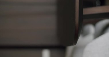 Modern, minimalist iç tasarım ortamında, dokuyu ve estetiği ön plana çıkaran gri kumaş koltukların yakın çekimi. Modern Gri Kumaş Sandalyelerinin Çağdaş Ayarlara Yakın Görüntüsü. Dikey