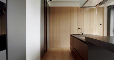 Minimalist bir mutfağın içinde. Minimalist yemek masası olan modern mutfak odası. Modern lavabosu olan yerli mutfak. Mutfağın içi çok şık. Modern Açık Konsept Ev İçi.