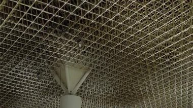 Aarchitectural tavan karmaşık geometrik desenler ve ince ışıklandırma, modern tasarım ve mühendislik içerir. Modern Mimari Tavanın Karmaşık Geometrik Desenleri