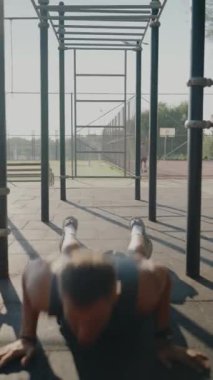 Şehir spor salonunda spor yapan genç bir sporcuyla dinamik bir spor salonu sahnesi. Parlak bir sabah oturumunda güç ve çevikliği vurgular, sağlık ve aktif yaşam tarzını gösterir.