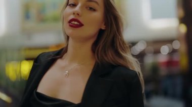 Kırmızı rujlu, kendine güvenen bir kadın şehir ortamında zarif ve sofistike. Kentsel yaşam tarzı, güzellik ve modern yaşam kavramları için mükemmel. Kırmızı rujlu kendine güvenen bir kadın.