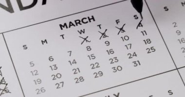 Kara kalemle takvimden silinen günlerin zaman aşımı. Bitiş tarihleri, randevular, programlama ve zaman yönetimi konseptleri için harika. Takvimdeki Tarihler Siliniyor