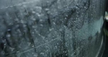 Eczacılık Atılgan 'daki laboratuarda Glass Brown Şişe ile nakliyeci. İlaç üretim hattı, kemer ya da taşıyıcı. Yıkama ve hazırlama otomatik teknoloji konsepti