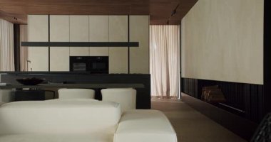 Minimalist mobilyaların, sofistike nötr renk paletlerinin ve temiz çizgilerin olduğu şık, modern bir oturma odası. Tasarım ilhamı için mükemmel. Şık Tasarımlı Zarif Modern Ev Tasarımı