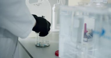 Tıbbi araştırma laboratuarı. Bir bilim adamı pipet ve test tüpüyle çalışır. Biyoteknoloji, kimya, biyokimya ve deneyler alanındaki tıp ve araştırmaların geliştirilmesi.