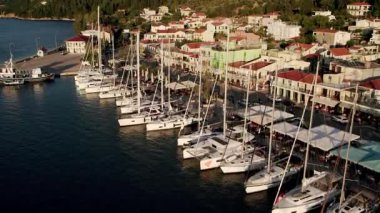 Lefkada adası. Yat için liman. Marinadaki tekne ve yatların yukarıdan görünüşü. Derin mavi sulardaki beyaz teknenin görüntüsü. Zengin yat yelkenli denizinin yukarıdan görünüşü.