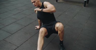 Atletik adam dışarıda yoğun antrenman yapıyor ve çapraz antrenman yapıyor. Spor, sağlık, spor, spor, spor. Güç, motivasyon. Açık hava spor salonu. Spor ve spor yaşam tarzı.