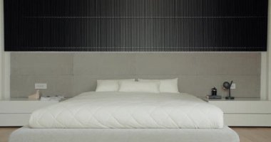 Tarafsız tonlu duvar panelleri ve minimalist mobilyalara karşı kurulmuş, büyük, rahat, beyaz bir yatak odası olan huzurlu ve modern bir yatak odası. Zarif Modern Yatak Odası İçi