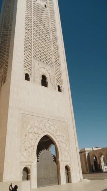 Hassan II Camii, Kazablanka, Fas 'ta. Cami, Fas 'ın en büyük camii ve dünyanın en büyük 13. camii. Atlantik Okyanusu 'na bakan bir çıkıntının üzerinde duruyor..