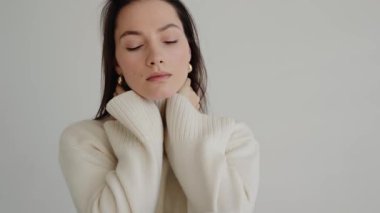 Güzel bir kadının pürüzsüz ve sağlıklı bir teni var. Kameraya sevgiyle bakan nazik kadın portresi. Güzel kız izole edilmiş beyaz arka planda gülümsüyor. Kameraya bakan güzel bir kızın portresi.