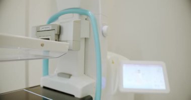 Modern bir hastanede yüksek performanslı mammografi cihazı. Kadınlar için tıbbi göğüs röntgeni. Klinikte temiz tıbbi malzemeler var. Hastane odasında kanser önleme rutini. Hastane Radyoloji Odası.