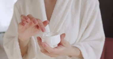Kadın elinin bakımı. Uygulamalı nemlendirici el kremi sürüyorum ki ıslansın. Dermatoloji tedavisi ve nemlendirici ile kozmetik. Hijyen ve cilt bakımı kavramı.