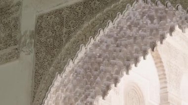 Karmaşık Fas kemerlerine ve duvar oymalarına yakın çekim. Bu geleneksel mimarinin dekoratif ayrıntıları ve işçiliği vurgulandı. Dokular ve desenler bir tarih, sanat hissi yaratıyor.,