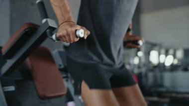 Modern bir spor salonunda çukur kazmaya kararlı bir adam. Güç ve fitness antrenmanına odaklanıyor. Spor salonu görünürde modern tesislerle donatılmıştır. Odaklanmış Adam Egzersizi