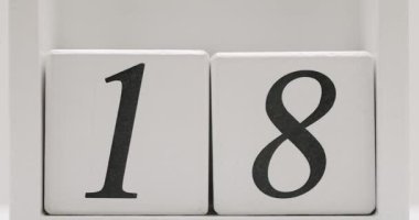 Beyaz tahta bloklarda gösterilen 18 sayısının yakın plan resmi bir tarihi veya geri sayım referansını sembolize ediyor. Takvim, doğum günü veya yıldönümü temaları için ideal.