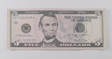 Amerika Birleşik Devletleri Başkanı Lincoln. Makroyu kapamak için beş dolarlık Amerikan banknotu. Beş dolar nakit makro görüntü. 5 dolar nakit. 5 Dolarlık yakın çekim. 5 Dolar Fatura. Finans İşletme Yatırımı Konsepti.