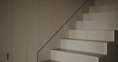 Modern bir evde ince ışıklandırmalı ve zarif mimarisi olan temiz, minimalist bir merdiven. Minimalist Merdiven Tasarımı Modern Ev İçi