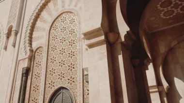 Güneş ışığı, Casablanca, Fas 'taki Hasan II Camii' nin girişini süsleyen karmaşık geometrik desenleri aydınlatır. Büyük kemer yolları ve ayrıntılı döşeme çalışmaları İslami mimariyi gözler önüne seriyor..