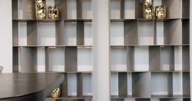 Minimalist kahverengi raf. Modern mobilya ve rahat tasarım. Ev modern siyah raf. Güzel tasarlanmış modern oturma odası mobilyaları. Ev eşyalarıyla dolu raflar. Kapalı minimalist mobilyalar.